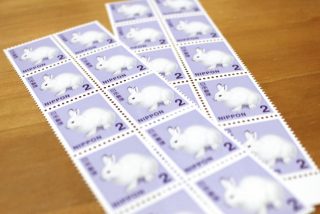 切手が眠っていませんか?ゆうパックなら切手でも送れますよ!