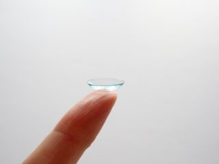 初めてのコンタクトレンズの選び方!ソフトとハードはどっちがいいのか?